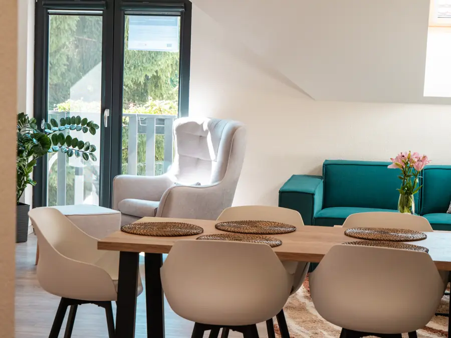 Svetlý interiér apartmánu s jedálenským stolom